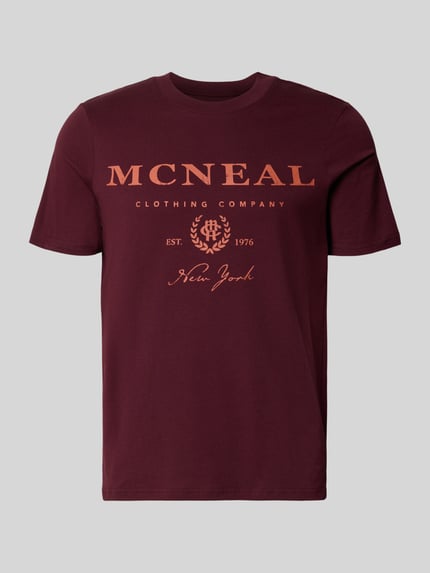 Produktfoto, T-Shirt mit Label-Print und Rundhalsausschnitt von MCNEAL in Dunkelrot, Reine Baumwolle, Regular-Fit, Rückenlänge 68 cm bei Größe M.