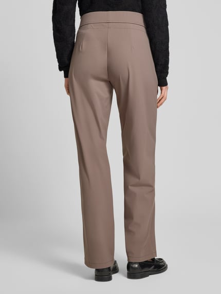 Frauenmodel trägt Straight Leg Jogpants aus Hightech Jersey Modell 'CANDICE' von Raffaello Rossi in Taupe mit Elastikbund, Schnürung, Damen, Schlupfhosen-Design, Produktdetails wie Bundweite 40 cm, Innenbeinlänge 84 cm, Ganzkörperansicht Rückansicht.