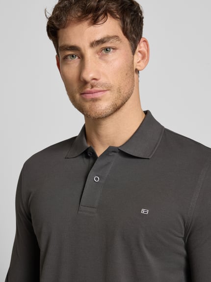 Männermodel trägt Poloshirt mit Label-Stitching Modell 'PAXTON' van Christian Berg Men, katoen, slim fit, grijs, Nahaufnahme Oberkörper.