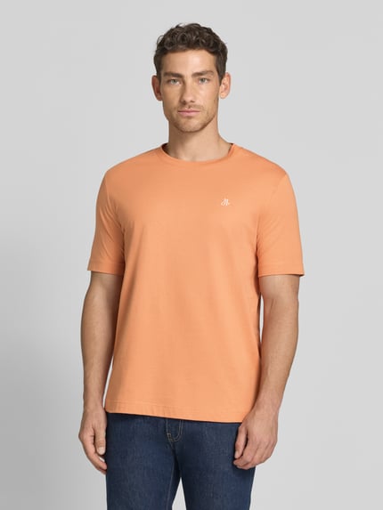 Męski model nosi Regular Fit T-Shirt aus reiner Baumwolle von Marc O'Polo, kolor jednolity, nadruk logo, krój regular fit, okrągły dekolt, krótki rękaw, jersey, bawełna, całkowity widok z przodu.