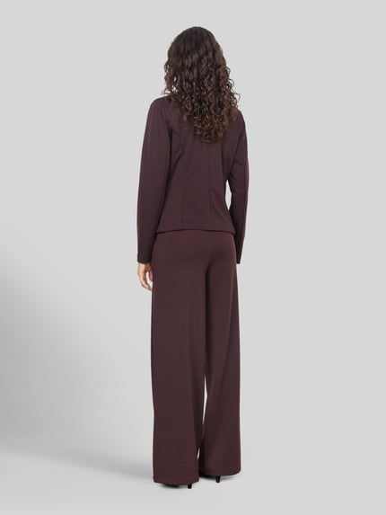 Frauenmodel trägt Slim Fit żakiet zapinany na 2 guziki Model 'SC-DANIELA 1' od Soyaconcept, jednokolorowy, kołnierz z połami, długi rękaw, materiał z dodatkiem wiskozy, Ganzkörperansicht Rückansicht.