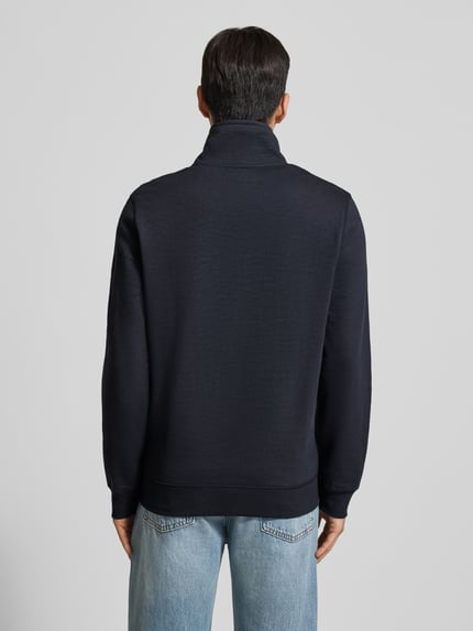 Männermodel draagt Regular Fit Sweatshirt aus reiner Baumwolle van Marc O'Polo in effen donkerblauw, elastische boorden, lange mouwen, Ganzkörperansicht Rückansicht.