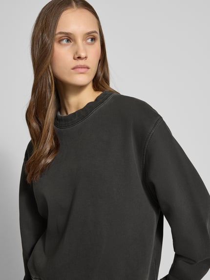 Frauenmodel trägt Relaxed Fit Sweatshirt mit Rundhalsausschnitt von G-Star Raw aus reiner Baumwolle in dunklem Ton, Nahaufnahme Oberkörper.