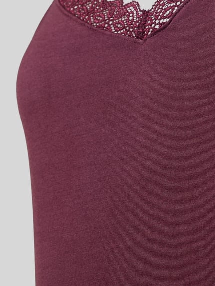Produktfoto, bordeauxfarbenes Regular Fit Top aus Modal-Mix von Jake*s Casual mit feiner Spitzenborte, weiche glatte Textur
