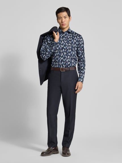 Männermodel trägt Regular Fit Business-Hemd mit Kentkragen von ETERNA, Allover-Motiv-Print, Reine Baumwolle, Ganzkörperansicht von vorne.