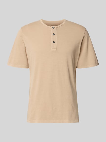 Produktfoto, T-Shirt mit Rundhalsausschnitt und Knopfleiste von Jack & Jones Premium, bawełna, krój regular fit, kolor beżowy, długość tyłu w rozmiarze M: 68 cm