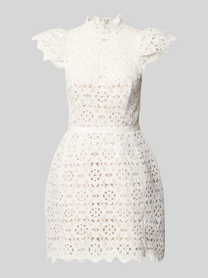 Produktfoto, Cocktailkleid aus Häkelspitze Modell 'ROWEN' von Bardot, weiß, tailliert, Stehkragen mit Rüschenbesatz, Taillenpasse, Kurzärmelig, florale Spitze, blickdichter Unterrock, Nahtreißverschluss, Damen Cocktailkleid, Textur: filigrane Häkelspitze, Passform: körpernah, Größe 36 mit Rückenlänge 84 cm, Brustweite 32 cm, Ärmellänge 14 cm.