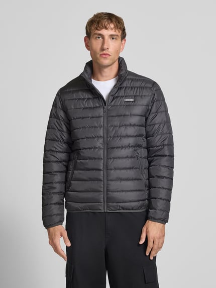 Männermodel trägt Jacke mit Label-Patch Modell 'ELVIS' von JACK & JONES, Stehkragen, Reißverschluss, Ganzkörperansicht von vorne.
