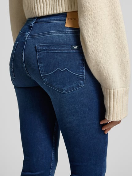 Vrouwenmodel draagt Flared Jeans met 5-Pocket-Design model 'Shelby' van Mustang, donkerblauw, katoen-lyocell-mix, detailopname achterkant.