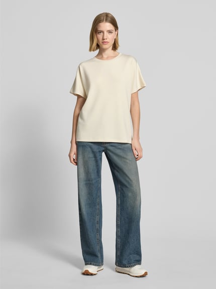 Frauenmodel trägt Damen T-Shirt mit Rundhalsausschnitt Modell 'BANU' von Soyaconcept, Material-Mix mit Modal-Anteil, Relaxed-Fit, Creme, Ganzkörperansicht von vorne.