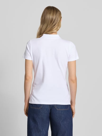 Frauenmodel trägt Regular Fit T-Shirt aus Baumwoll-Mix von Tom Tailor, unifarbenes Damen Poloshirt mit Polokragen und kurzen Ärmeln, Ganzkörperansicht Rückansicht.