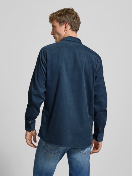 Männermodel trägt Regular fit vrijetijdsoverhemd uit puur katoen van g-star, donkerblauw, effen structuur, heren vrijetijdsoverhemd, ganzkörperansicht rückansicht.
