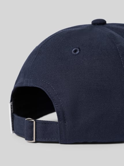 Produktfoto, dunkelblaue Cap aus reiner Baumwolle Modell 'YENAAS' von ARMEDANGELS, verstellbarer Riemen, grobe Textur, Herren Cap