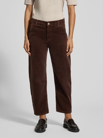 Vrouwenmodel draagt Cordhose met Franse steekzakken van Christian Berg Woman in donkerbruin katoenmix met stretch, barrel fit, knoop- en ritssluiting, achterzakken, bandwijdte maat 36: 40 cm, binnenbeenlengte maat 36: 64 cm, vooraanzicht volledige lichaamsopname.