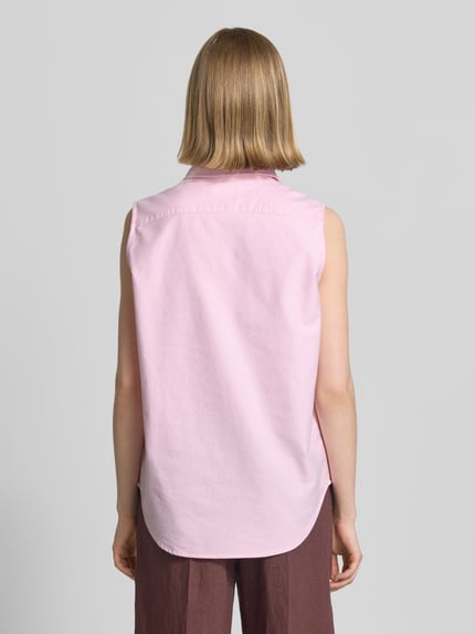 Frauenmodel trägt Relaxed Fit Hemdbluse aus reiner Baumwolle von Polo Ralph Lauren in Rosa, ärmellos, Oxford-Gewebe, unifarben, Ganzkörperansicht Rückansicht.