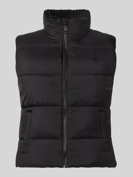 Produktfoto, zwarte Regular fit bodywarmer in stiksels, Model 'BORG' van Superdry met opstaande kraag en ritssluiting, Ruglengte maat S: 55 cm, Schouderbreedte: 41 cm, Borstwijdte: 42 cm
