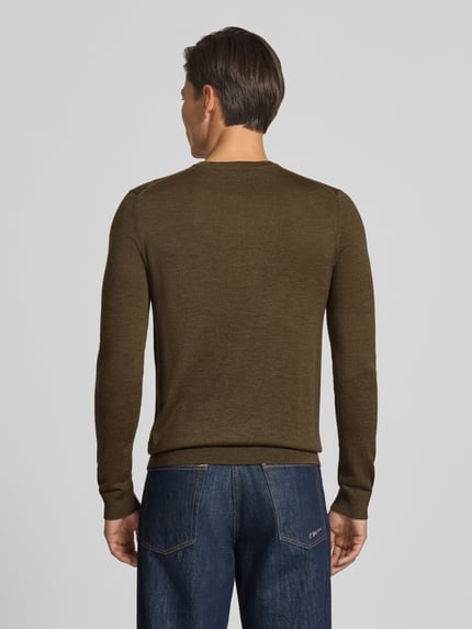 Männermodel trägt Strickpullover aus Woll-Mix mit V-Ausschnitt von Christian Berg Men in Oliv, Regular Fit, Ganzkörperansicht Rückansicht