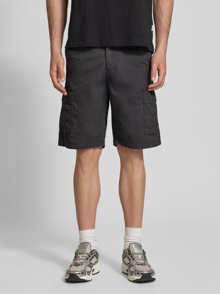 Männermodel trägt Shorts mit Cargotaschen Modell 'COLE MATTY' von Jack & Jones aus Reine Baumwolle, Regular-Fit, Ganzkörperansicht von vorne.