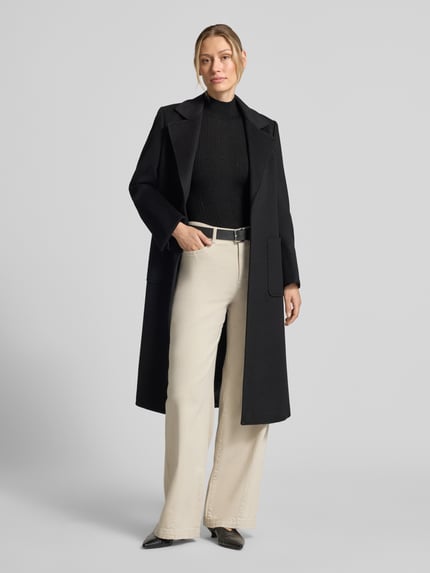 Vrouwenmodel draagt Slim Fit Longsleeve uit pure lanawol model 'Maglia Costine' van Liu Jo White, zwart, semitransparant, col, halve mouw, voorkant, context: dames longsleeve, pure lanawol, slim fit, ruglengte maat S 58 cm, mouwlengte 34 cm, detailopname bovenlichaam.