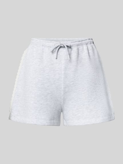 Produktfoto, Regular Fit Sweatshorts mit Spitzenbesatz von Review in Hellgrau, elastischer Bund, Baumwoll-Mix, kurze Beinlänge, strukturierte Textur