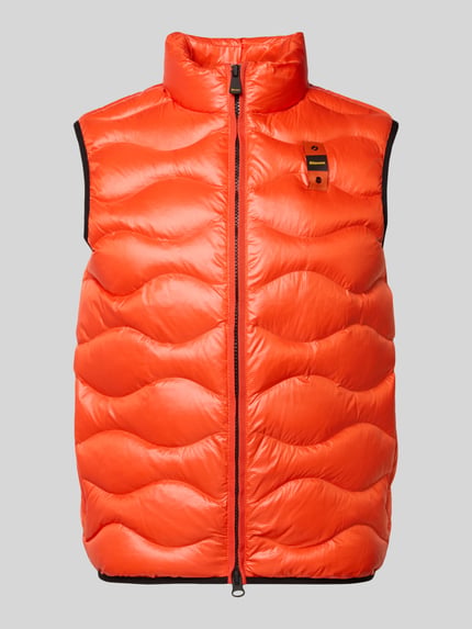 Produktfoto, orangefarbene Steppweste mit Zweiwege-Reißverschluss Modell 'DANNY' von Blauer USA, regelmäßiger Schnitt, Stehkragen, glänzende Oberfläche, sichtbares Label, Rückenlänge 66 cm, Schulterbreite 44 cm, Brustweite 58 cm