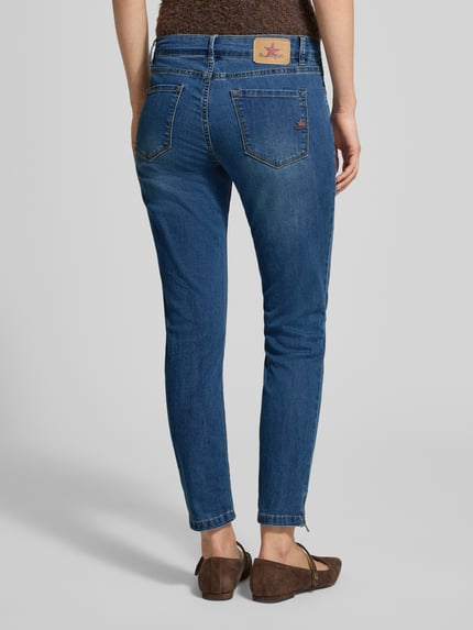 Frauenmodel trägt Cropped Jeans mit Eingrifftaschen von Buena Vista, Slim Fit, blau, Baumwoll-Mix mit Stretch, Ganzkörperansicht Rückansicht.