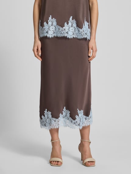 Vrouwenmodel draagt midirok uit satijn met kant, recht model, model 'NAIRA' van Neo Noir, dames, voorkant, totale lengte.