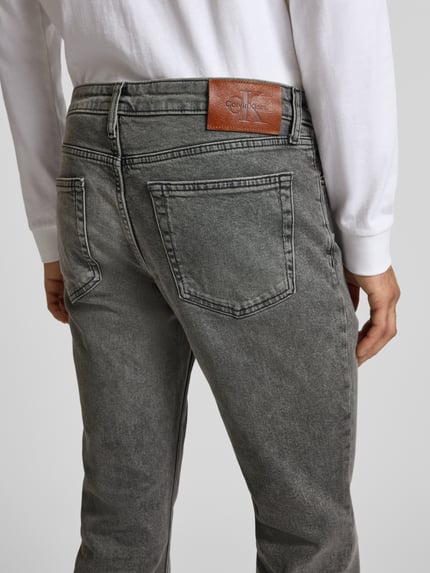 Calvin Klein Jeans Jeansy o kroju slim fit z efektem znoszenia i detalem z logo Średnioszary 3