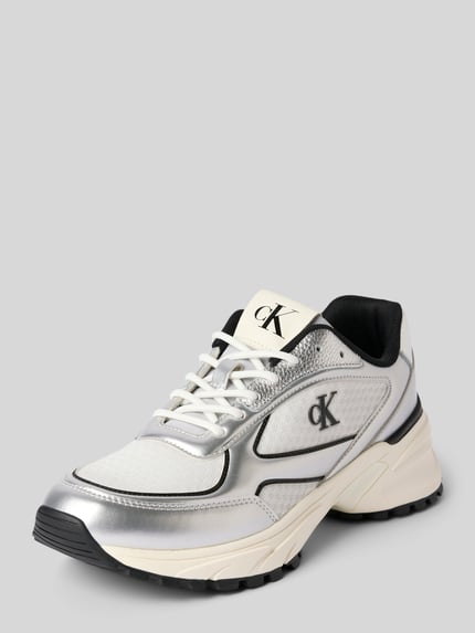 Productfoto, Sneaker mit Kontrastbesatz in metallic Modell 'HIKE RUNNER' van Calvin Klein Jeans, afgeronde vorm, witte, zilveren en zwarte tinten, gestructureerde zool, vetersluiting, labeldetails, hakhoogte 7 cm, schachthoogte 5 cm, schachtwijdte 7 cm.