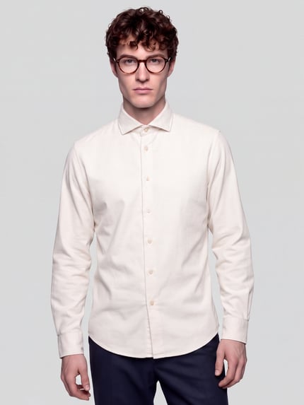 Männermodel trägt Regular Fit Businesshemd mit Cordstruktur von Seidensticker, jednokolorowy, krój regular fit, długi rękaw, mankiet zapinany na guziki, zaokrąglone wykończenie, kołnierzyk typu kent, listwa guzikowa na całej długości, Ganzkörperansicht von vorne