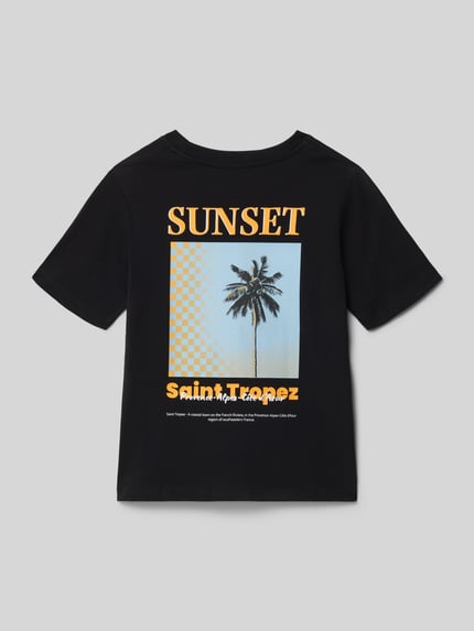 Jongen draagt T-shirt met motiefprint model 'CITY' van Jack & Jones, puur katoen, regular fit, ronde hals, ruglengte maat 140: 53 cm, rugaanzicht.