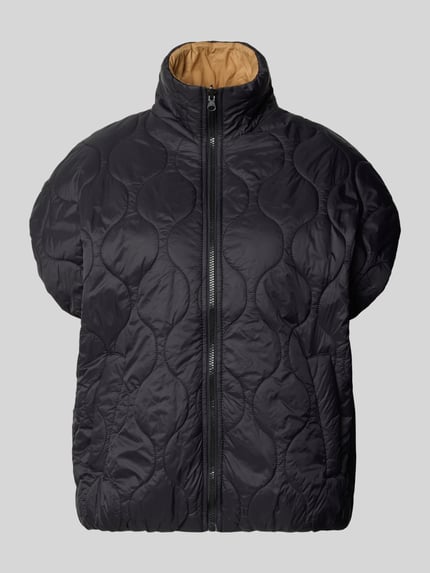 Produktfoto, schwarze Steppjacke mit Stehkragen, kurzem Arm und elastischem Bund, Modell 'BERTA' von b.young, strukturierte Oberfläche