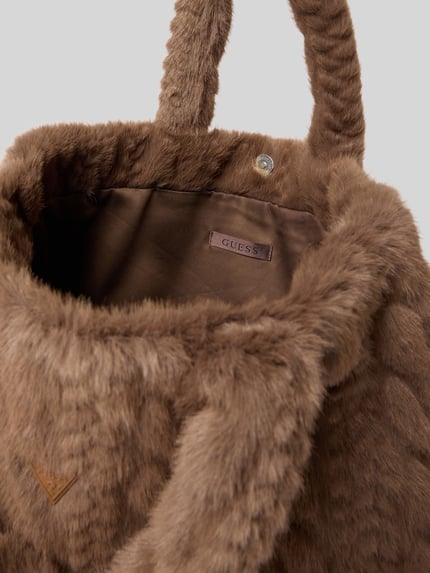 Productfoto, Handtasche aus Kunstfell mit Label-Detail van GUESS, bruine kunstvacht, magnetische sluiting, gevoerd hoofdvak, labeldetail, handvat, schouderriem 46 cm, 42x25x16 cm
