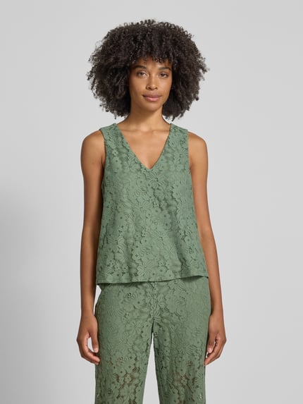 Frauenmodel trägt Regular Fit Trägertop aus Baumwoll-Mix Modell 'HONEY' von Vero Moda, Optik: Unifarben, Spitzen-Muster, V-Ausschnitt, Breite Träger, Materialverarbeitung: Spitze, grüne Farbe, texturierte Oberfläche, Ganzkörperansicht von vorne.