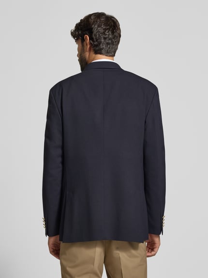 Männermodel trägt Slim Fit Sakko mit Woll-Anteil Modell 'Ashton5' von Strellson, dunkelblau, glatte Textur, Ganzkörperansicht Rückansicht