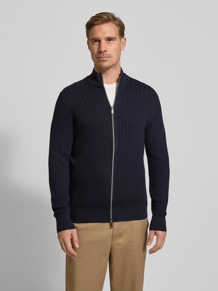 Männermodel trägt Strickjacke mit Reißverschluss von Christian Berg Men in Dunkelblau, reine Baumwolle, Slim Fit, gerippte Textur, Ganzkörperansicht von vorne.