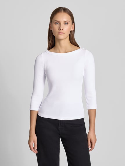Frauenmodel trägt Slim Fit Longsleeve mit 3/4-Arm Modell 'FIFI' von JIXX, weiß, U-Boot-Ausschnitt, Ripp-Struktur, Baumwoll-Mix, Ganzkörperansicht von vorne.
