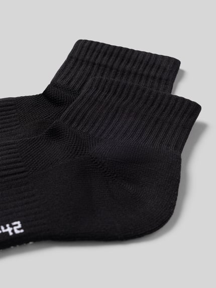 Produktfoto, schwarze Mid Running Socks im 2er-Pack mit gerippten Bündchen von Snocks, Material-Mix mit Stretch-Anteil, Label-Detail, Nahaufnahme