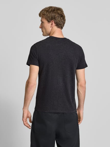 Mannenmodel draagt Regular Fit T-shirt met logo-stitching van Superdry, puur katoen, ronde hals, ruglengte maat M 69 cm. Ganzlichaamsaanzicht achteraan.