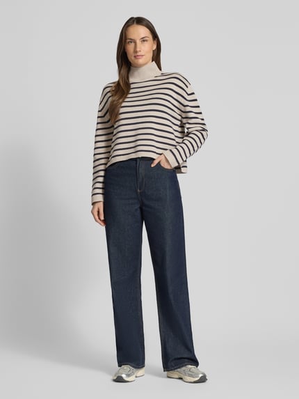 Vrouwenmodel draagt Regular Fit Turtleneck Pullover aus Baumwoll-Mix van Tom Tailor Denim met gestreept all-over motief, grof gebreid, katoenmix, langemouw, geribde boorden, splitten, voorkant volledig in beeld, ganzkörperansicht van voren.