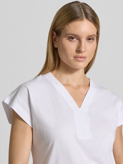 Frauenmodel trägt Damen T-Shirt mit V-Ausschnitt Modell 'DERBY' von Soyaconcept aus reiner Bio-Baumwolle im Regular-Fit, Nahaufnahme Oberkörper.