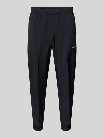 Produktfoto, Form Pants mit Logo-Print und Eingrifftaschen von NIKE TRAINING, Schwarz, Körpernaher-Schnitt, Elastischer-Bund, Seitliche-Eingrifftaschen, Elastische-Abschlüsse, Innenbeinlänge 38 cm bei Größe M