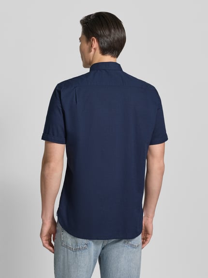 Männermodel trägt Regular Fit Freizeithemd mit Button-Down-Kragen von Christian Berg Men in Dunkelblau aus Reine Baumwolle, Rückenlänge 81 cm, Schulterbreite 48 cm, Ärmellänge 26 cm, Ganzkörperansicht Rückansicht.