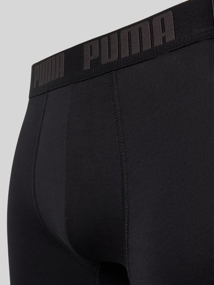 Männermodel trägt Trunk aus Baumwoll-Mix im 6er-Pack Modell 'Everyday' von PUMA, glatte schwarze Stoffstruktur, Nahaufnahme Oberkörper, Herren Pant & Trunk von PUMA.