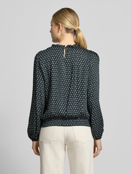 Vrouwenmodel draagt Bluse aus Viskose mit Rundhalsausschnitt und Rüschen van MORE, donkere kleur met licht patroon, rechte fit, elastische mouw- en zoomafwerking, ruglengte maat 36: 52 cm, mouwlengte: 63 cm, Ganzkörperansicht rugaanzicht