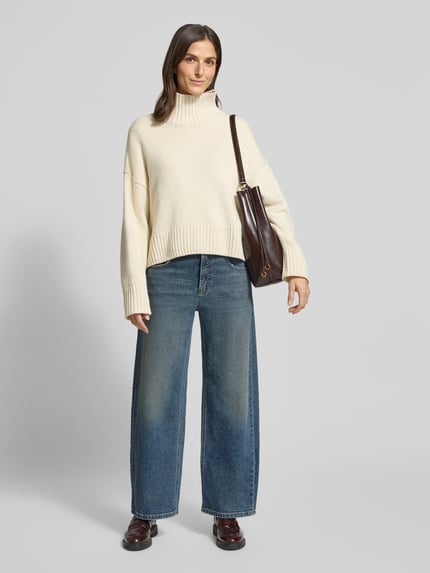 Vrouwenmodel draagt Baggy Jeans met 5-pocketmodel van Cambio, mix van katoen en elastaan, los model, knoop- en ritssluiting, ganzekörperaanzicht van voren.