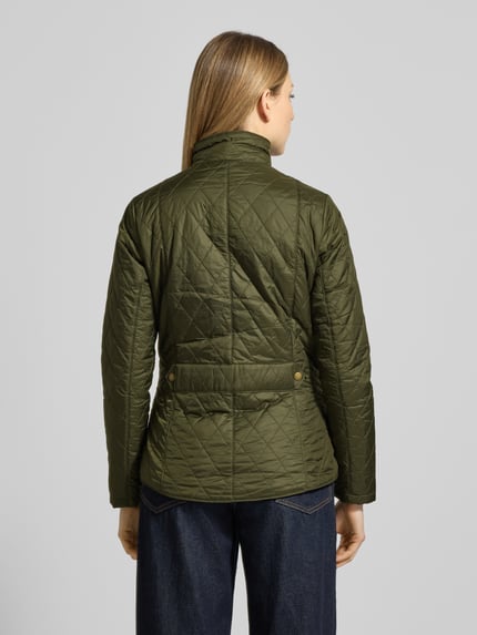 Kobiece modelka nosi Kurtka pikowana Regular Fit Steppjacke mit Stehkragen Modell 'FLYWEIGHT' von Barbour, efekt: jednolity kolor, krój regular fit, stójka, zapięcie na zatrzaski, długi rękaw, kieszenie z patką, wykończenie materiału: pikowane, kolor oliwkowy, cała sylwetka widziana od tyłu.