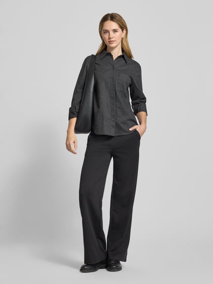 Frauenmodel trägt Regular Fit Hemdbluse aus reiner Baumwolle von Marc O'Polo in Melange-Optik mit Hemdkragen, Ganzkörperansicht von vorne.