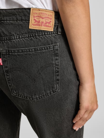 Frauenmodel trägt Straight Fit Jeans aus Baumwoll-Mix Modell 'SUPERLOW' von Levi's®, dunkles Denim, sichtbare Nahtstruktur, Nahaufnahme Rückansicht, Damen Wide & Loose Fit Jeans von Levi's®