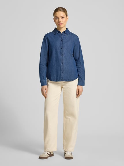Frauenmodel trägt Regular Fit Jeanshemd aus Baumwoll-Lyocell-Mix Modell 'AURELAA' von Armedangels, Denim-Optik, Ganzkörperansicht von vorne.